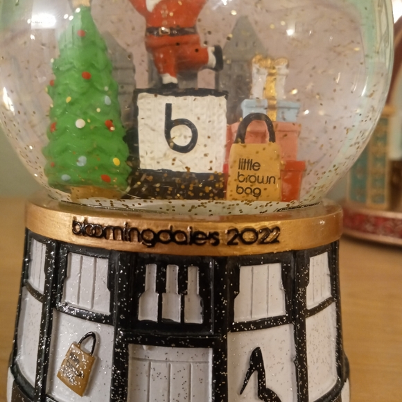 Bloomingdale's Musical Christmas Snow Globe plays to the tune "Jingle Bells" - Picture 8 of 9